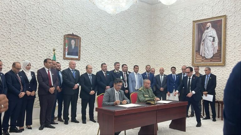 الوزير الأول سيفي غريب يشرف على مراسم تسليم رخص استيراد 10 آلاف حافلة ضمن برنامج تجديد الحظيرة الوطنية للنقل