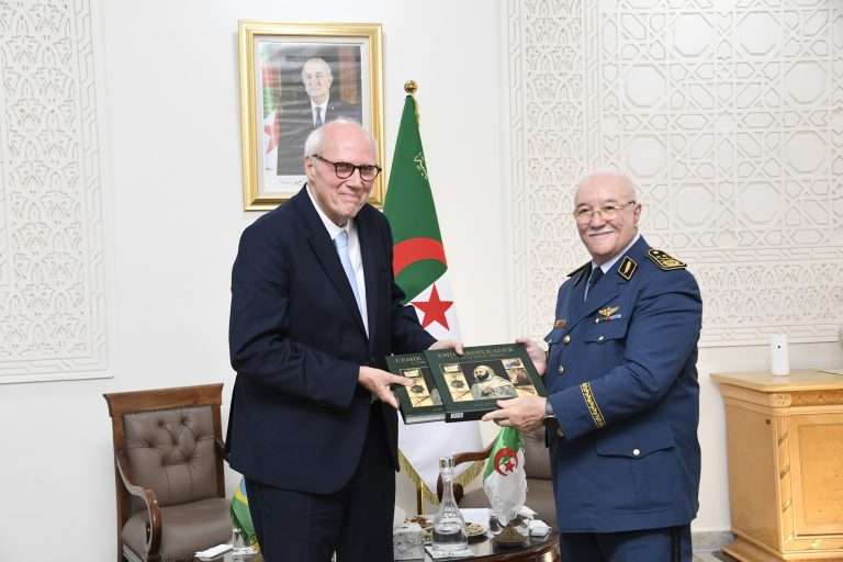 السيد اللواء محمد الصالح بن بيشة، الأمين العام لوزارة الدفاع الوطني، يستقبل سفير جمهورية البرازيل الاتحادية بالجزائر