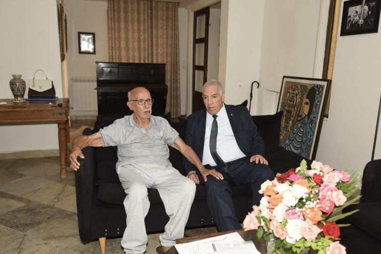 وزير المجاهدين يزور الرائد عزالدين قبل سفره للعلاج بالخارج