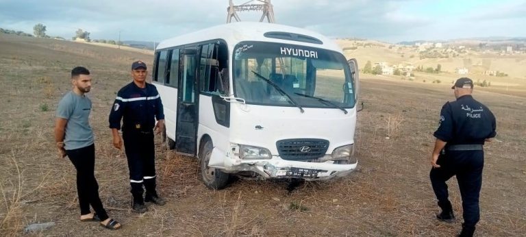 إصابة 10 أشخاص في انحراف حافلة للنقل المدرسي ببوغني