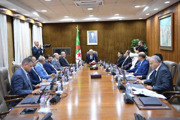 مكتب المجلس الشعبي الوطني يضبط رزنامة الجلسات العامة ويستعرض تطبيقًا إلكترونيًا جديدًا لمعالجة العرائض