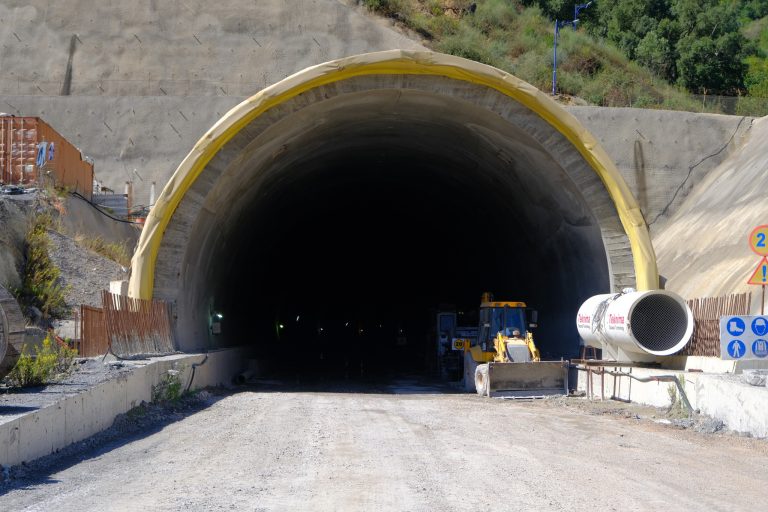 وزير الأشغال العمومية يعاين مشروع نفق تاكسانة ويدعو إلى تسريع وتيرة الإنجاز