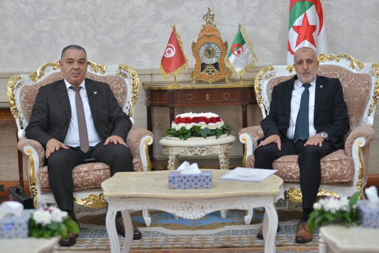 رئيس مجموعة الصداقة البرلمانية “الجزائر- تونس” يتحادث مع نظيره التونسي