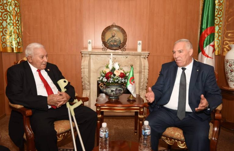 وزير المجاهدين يستقبل رئيس جمعية كبار معطوبي حرب التحرير الوطني ويؤكد مواصلة دعم هذه الفئة المجاهدة