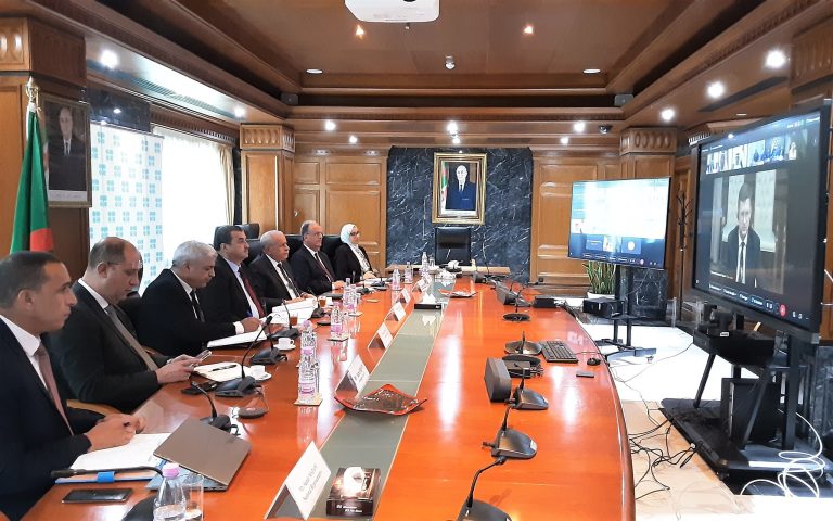 الجزائر تشارك في اجتماع وزاري لمجموعة “أوبك+” وتعلن رفع إنتاجها النفطي بـ4 آلاف برميل يوميًا اعتبارًا من نوفمبر