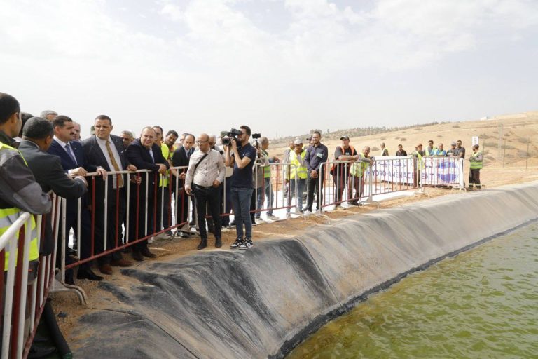 وزير الري يتفقد مشروع إنجاز وتجهيز محيط السقي بواريزان المموّن بالمياه المصفّاة من محطة مازونة