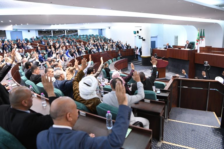 نواب المجلس الشعبي الوطني يصوتون على النصين المتعلقين بالأوسمة العسكرية