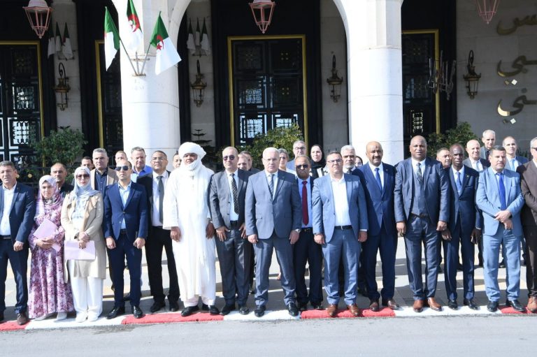 رئيس المجلس الشعبي الوطني يقف دقيقة صمت ترحّمًا على أرواح شهداء مجازر 17 أكتوبر 1961