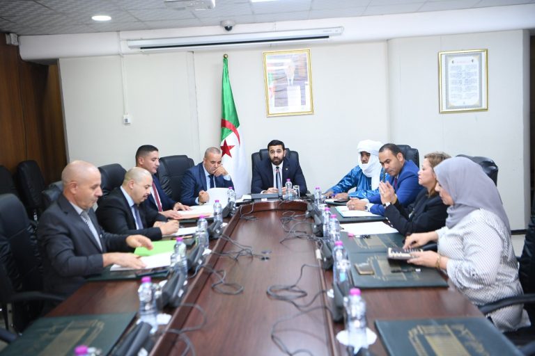 لجنة الدفاع الوطني تشرع في إعداد التقريرين التكميليين حول مشروعي القانونين المتعلقين بالأوسمة العسكرية