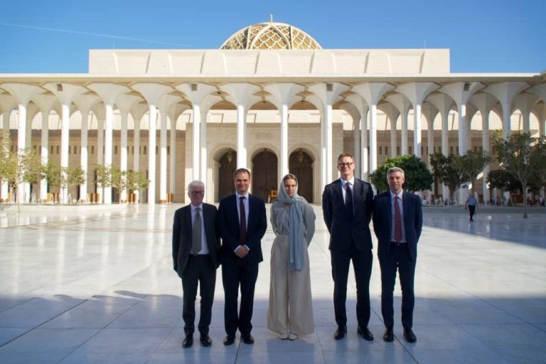 عميد جامع الجزائر يستقبل نائب كاتب الدولة البريطاني المكلف بشؤون الشرق الأوسط وشمال إفريقيا