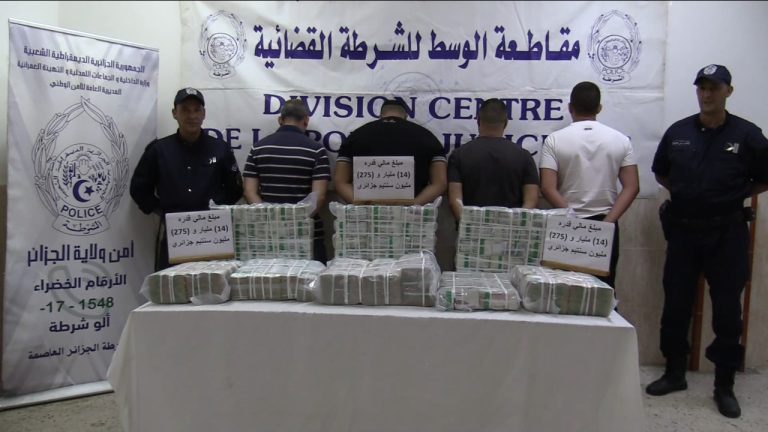 شرطة الجزائر تضبط أزيد من 14 مليار سنتيم وتفكك شبكة لتبييض الأموال