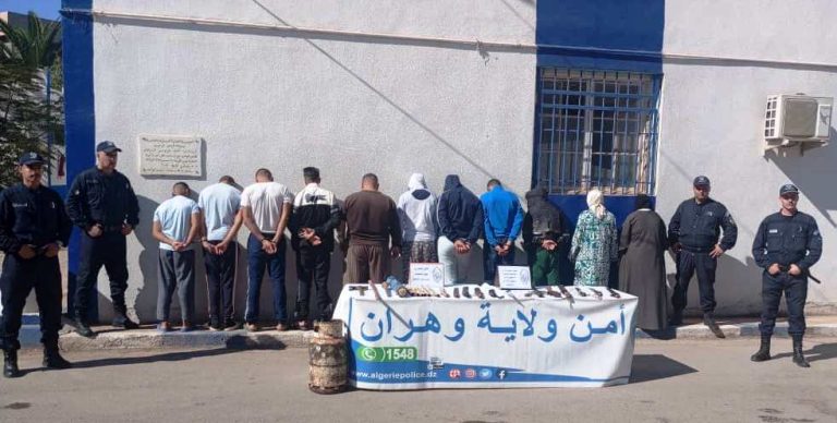 شرطة وهران تطيح بعصابتي أحياء بعين البيضاء وتوقف 11 شخصًا بينهم امرأتان