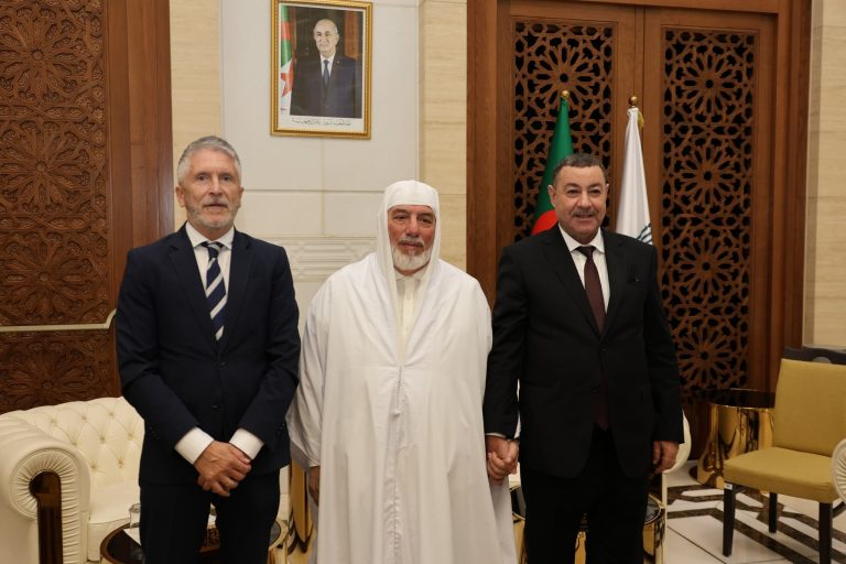 وزير الداخلية الجزائري يرافق نظيره الإسباني في زيارة إلى جامع الجزائر