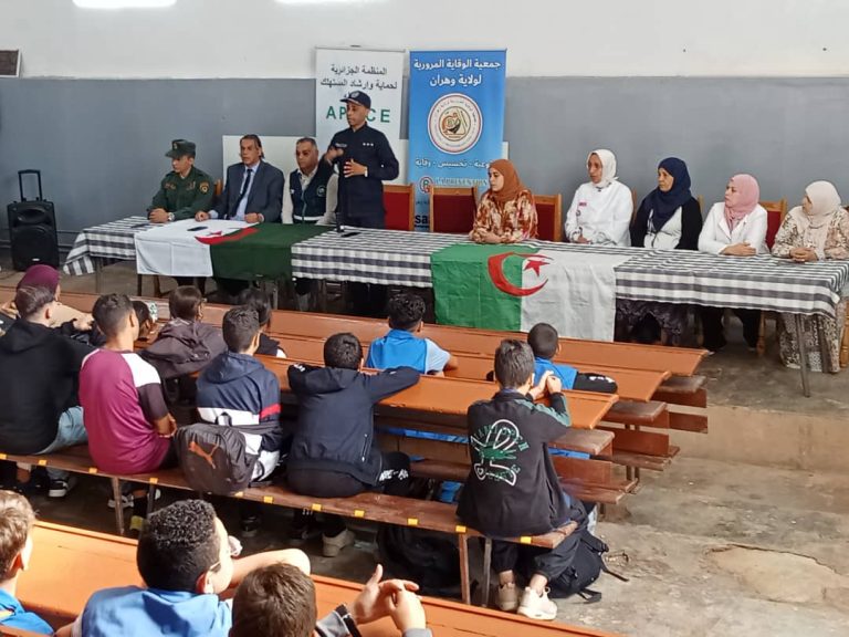 شرطة وهران  حملة توعية لتلاميذ متوسطة محمد إسياخم حول مخاطر الإدمان