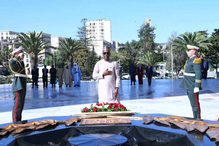 رئيس مجلس نواب نيجيريا يضع إكليل زهور بمقام الشهيد تكريماً لأرواح شهداء الجزائر