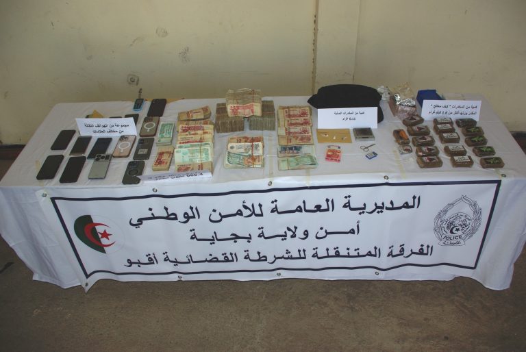 بجاية | الفرقة المتنقلة للشرطة القضائية بأقبو تطيح بشبكة إجرامية عابرة للحدود مختصة في المخدرات والمؤثرات العقلية