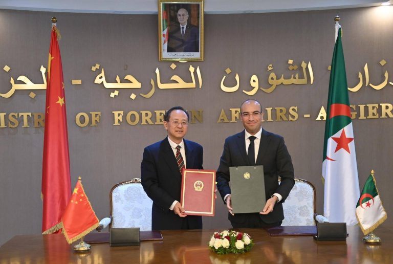 الجزائر والصين تعززان تعاونهما الإنمائي بتوقيع اتفاق جديد