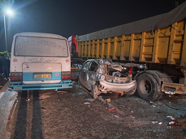 إصابة 14 شخصاً في حادث مرور بولاية البليدة