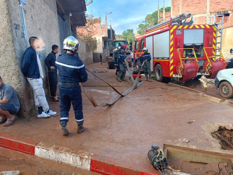 إنقاذ امرأتين كانتا عالقتين فوق سطح منزل بوادي ارهيو
