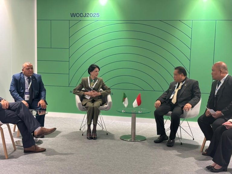 رئيسة المحكمة الدستورية ليلى عسلاوي تجري محادثات مع نظيرها الإندونيسي