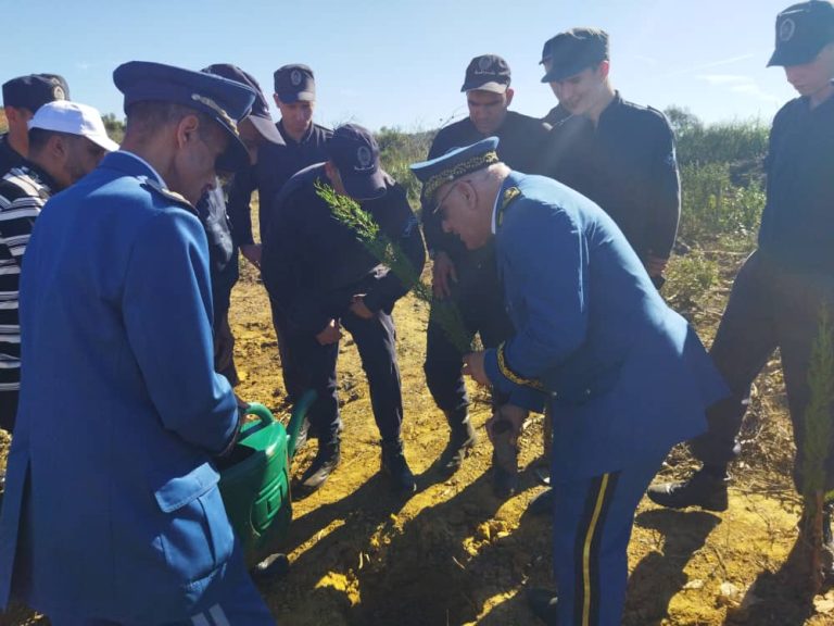 رئيس أمن ولاية الطارف يقود فرق الشرطة ميدانياً ضمن الحملة الوطنية للمليون شجرة