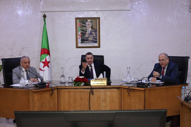 السعيد سعيود يشرف على اجتماع حول تطوير النقل البري للبضائع وتعزيز السلسلة اللوجيستية