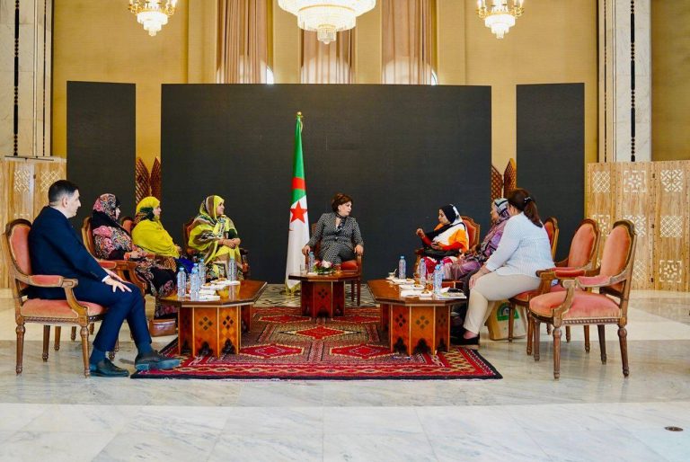 وزيرة الثقافة والفنون تستقبل الفرقة النسوية لجمعية “النِيلية” من تندوف