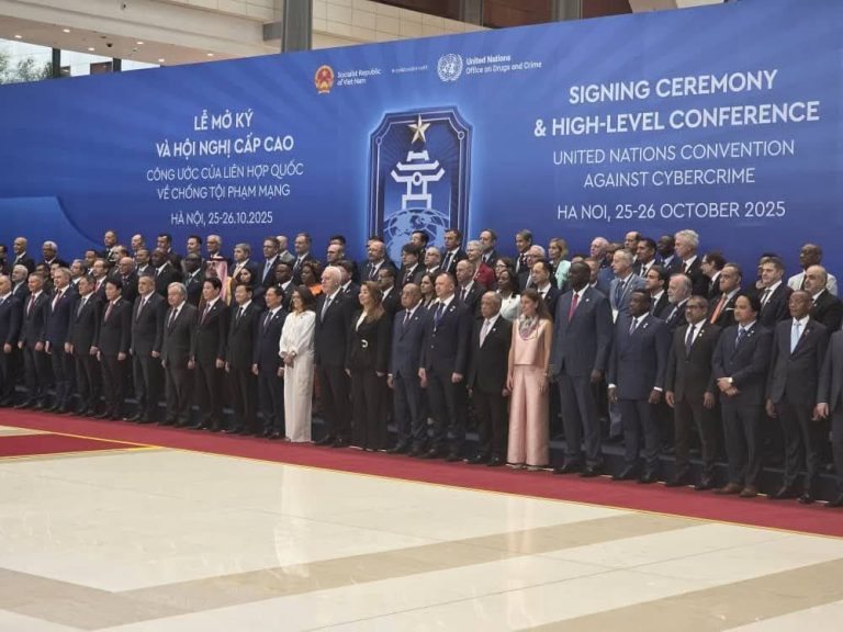 بتكليف من رئيس الجمهورية السيد عبد المجيد تبون، الأمين العام لوزارة الشؤون الخارجية لوناس مقرمان يوقّع باسم الجزائر على معاهدة الأمم المتحدة لمكافحة الجريمة السيبرانية في هانوي (فييتنام).