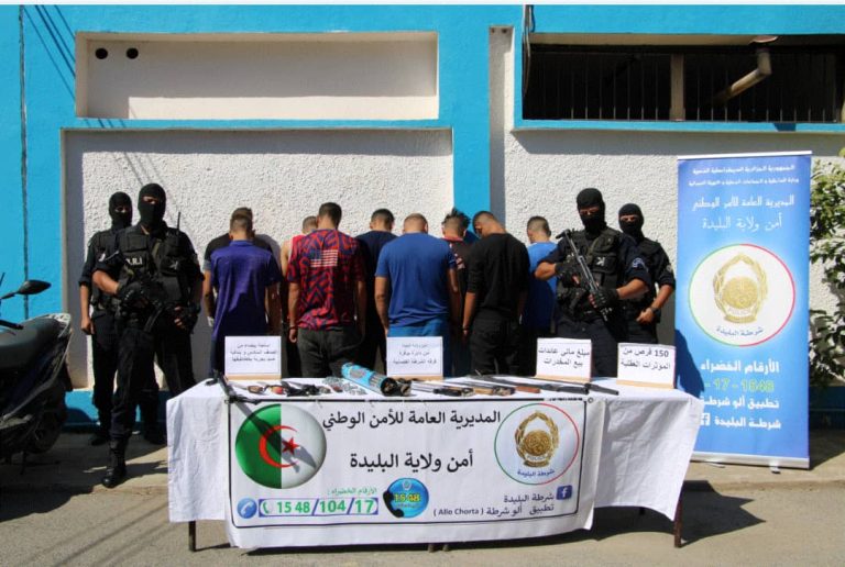 شرطة البليدة تطيح بعصابة أحياء خطيرة ببوقرة وتضبط أسلحة بيضاء وشماريخ