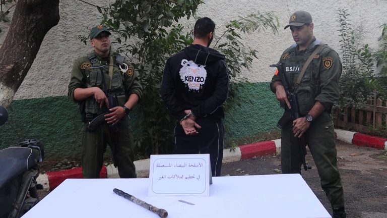 الدرك الوطني بأولاد فايت يطيح بشخص قام بغلق الطريق وتحطيم أملاك الغير