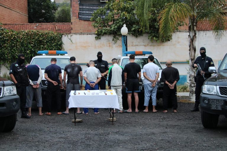 مداهمات ليلية بالبليدة : توقيف مسبوقين قضائيا وحجز أسلحة بيضاء ومؤثرات عقلية