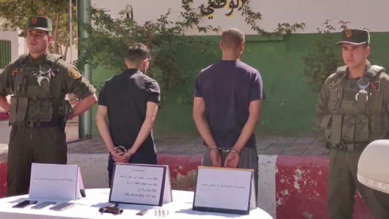 الدرك الوطني بتبسة يحجز مسدس نصف آلي مع توقيف شخصين.