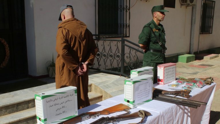 الدرك الوطني بتيسمسيلت يوقف شخص بحوزته سلاحين ناريين)بندقيتي صيد( بدون رخصة