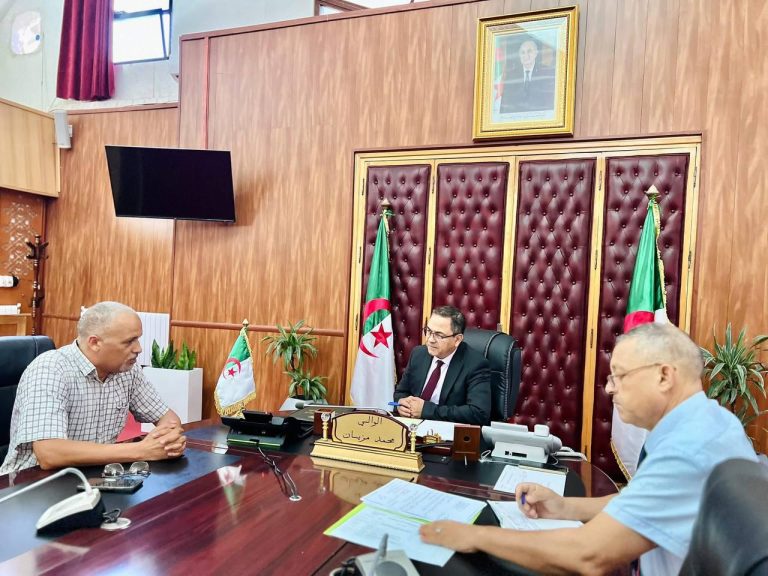 والي الطارف يستقبل مواطنين وممثلي حي فزارة 01 لبحث الانشغالات الاجتماعية