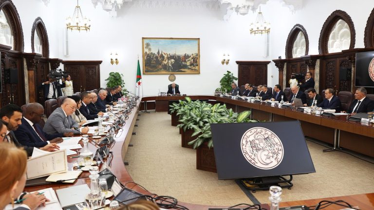 رئيس الجمهورية عبد المجيد تبون يترأس اجتماعًا لمجلس الوزراء