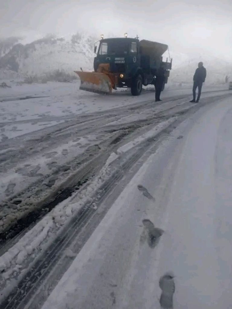 تدخل وحدات الحماية المدنية بتيزي وزو لإخراج مركبتين عالقتين بسبب الثلوج
