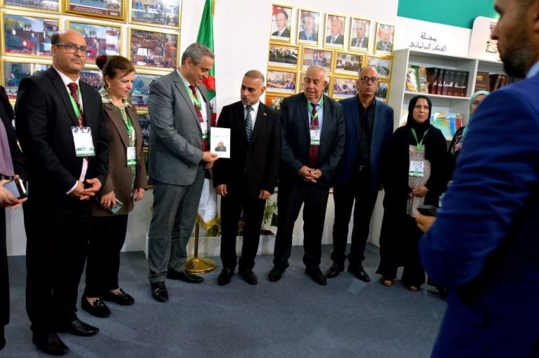سفراء ودبلوماسيون معتمدون بالجزائر يوقعون السجل الذهبي لمجلس الأمة في معرض الكتاب الدولي 28