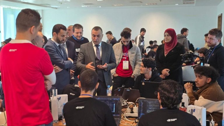 وزير البريد يزور المتبارين في هاكاتون Algeria 2.0 بسيدي عبد الله