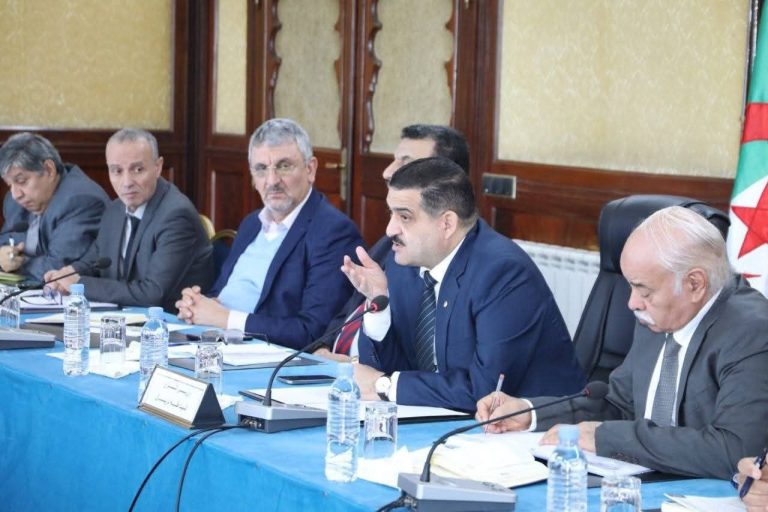 وزير الري يترأس اجتماع عمل لمتابعة خدمة التطهير بولاية بسكرة