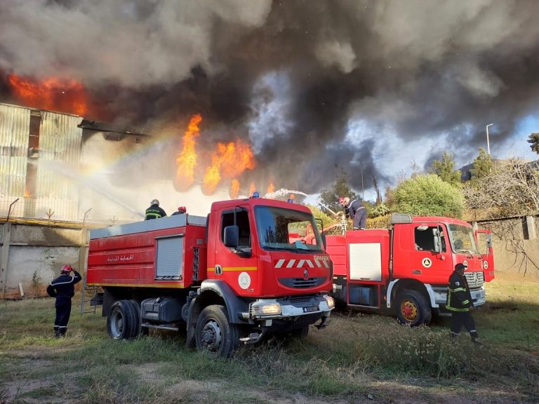 حريق مصنع الحفاضات ومواد العطور بولاية الجزائر