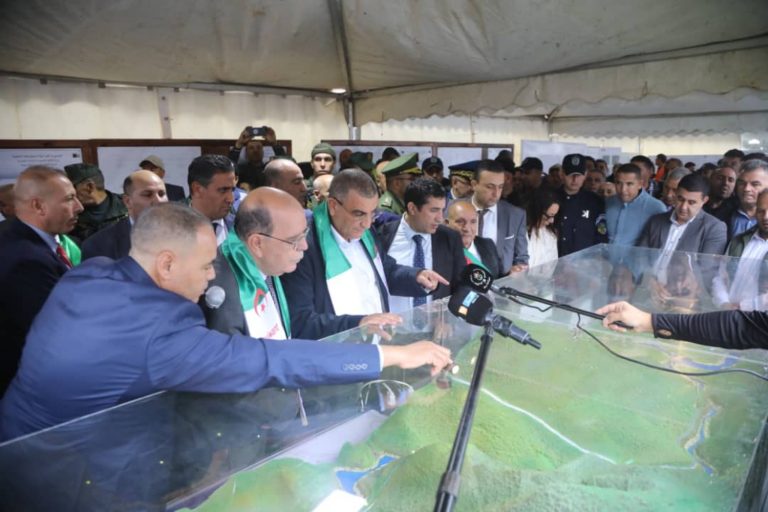 وزير الأشغال العمومية يشرف على وضع جسرين هامين بالخدمة في برج ميرة ببجاية