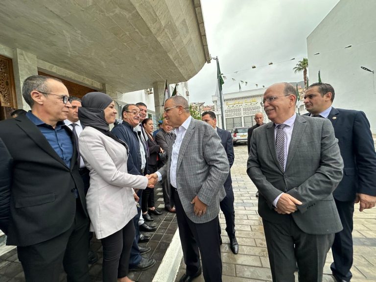 وزير الأشغال العمومية يتفقد مشاريع تطوير شبكة الطرق ويدشن منشآت جديدة بولاية بجاية