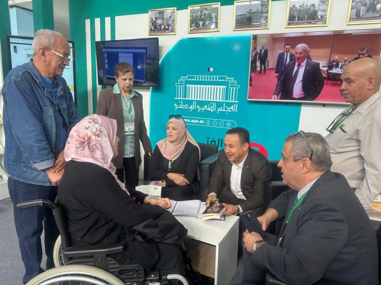 إقبال واسع على جناح البرلمان الجزائري في الصالون الدولي للكتاب بالجزائر
