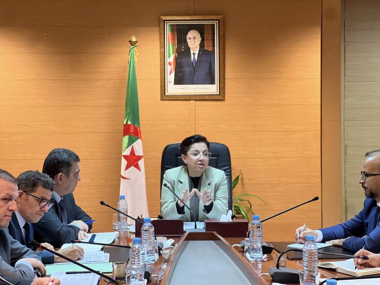 تجارة داخلية : آمال عبد اللطيف تترأس اجتماعا مع النقابة الوطنية لمستخدمي القطاع