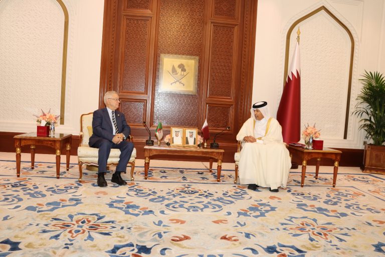 لقاء ثنائي بين رئيس مجلس الأمة الجزائري ورئيس مجلس الشورى القطري على هامش قمة الدوحة