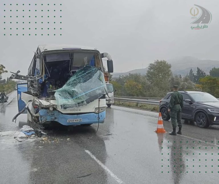 إصابة 16 شخصًا في حادث اصطدام شاحنة بحافلة بولاية قسنطينة