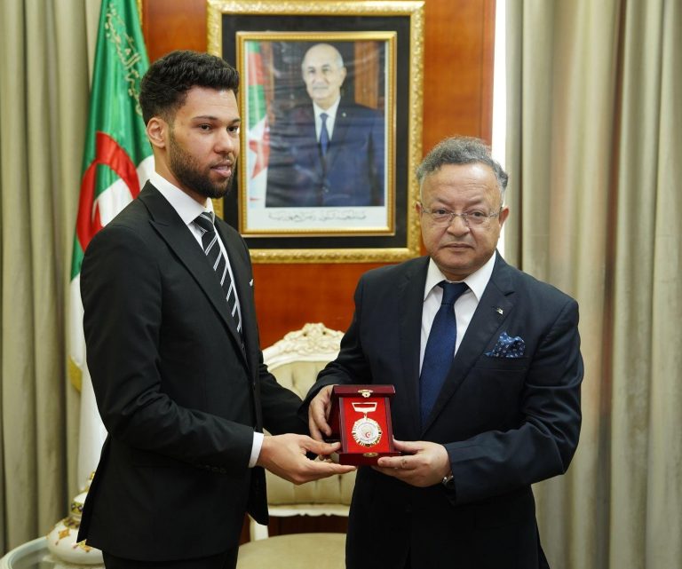 وزير التعليم العالي يكرّم الباحث العيد دردابو الفائز في “نجوم العلوم”