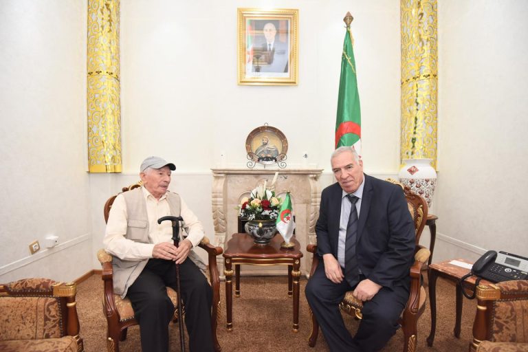 تكريم المجاهد عمر صخري بمناسبة الذكرى 71 لاندلاع الثورة التحريرية