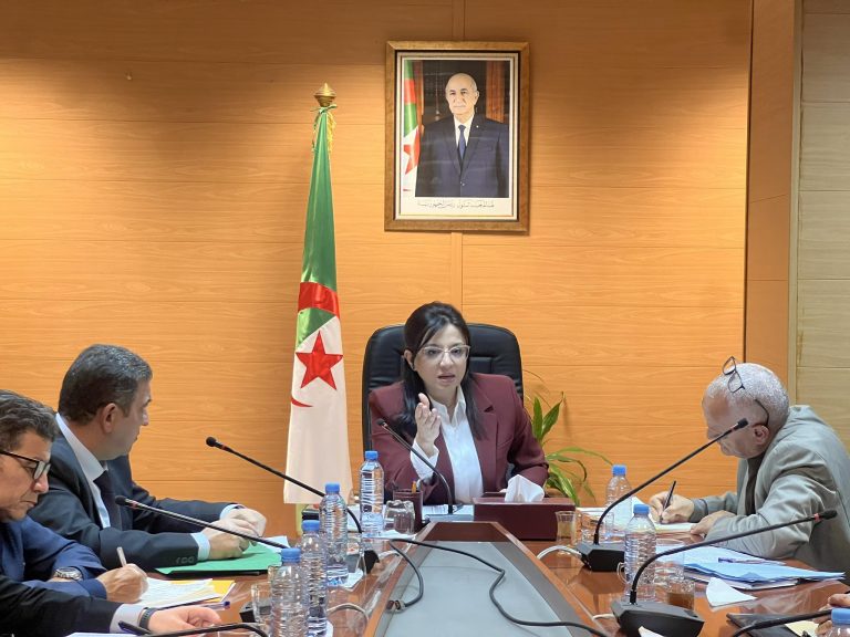 وزيرة التجارة الداخلية تؤكد على تحديث القطاع وعصرنة أساليب العمل خلال لقائها بممثلي النقابة الوطنية المستقلة