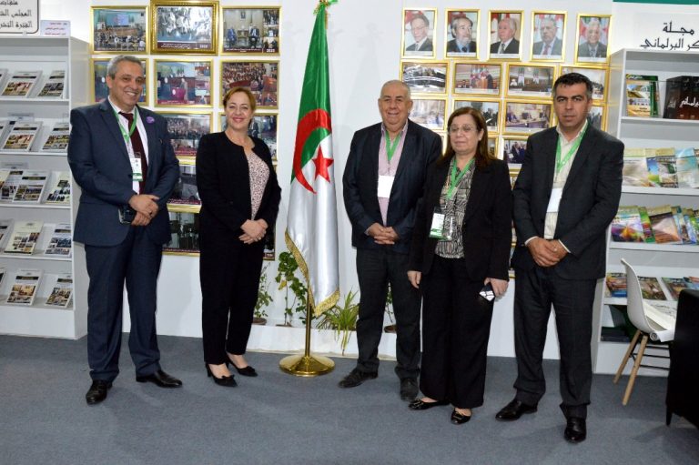 شخصيات سياسية وأدبية تزور جناح البرلمان الجزائري في الصالون الدولي للكتاب 28